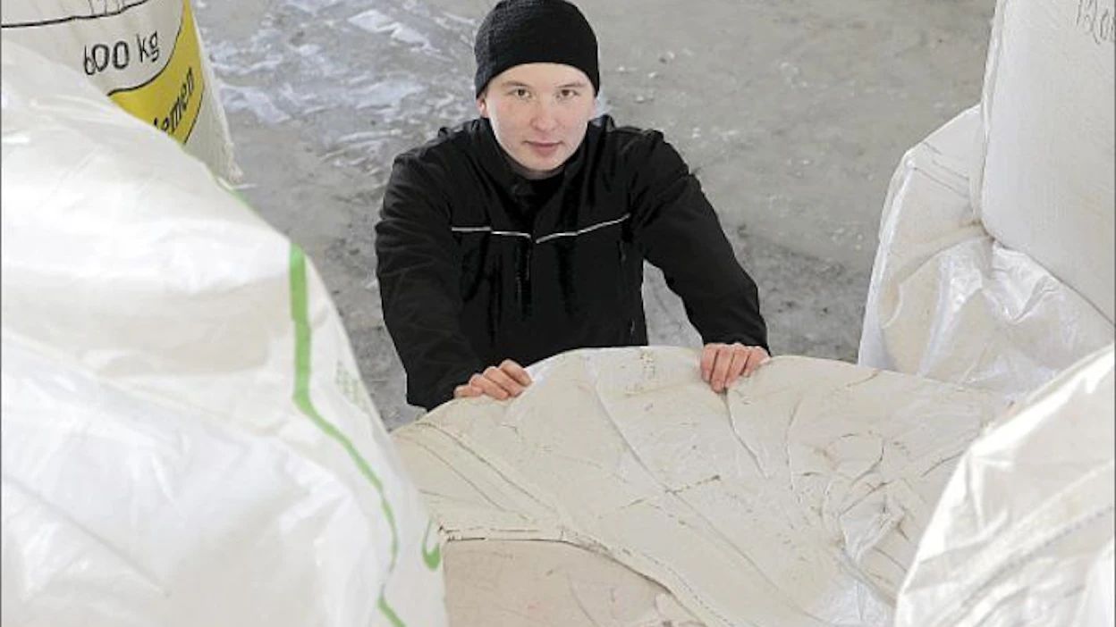 Toni Lindqvistillä on siemenet jo hankittuna kevään kylvöille. Jaana Kankaanpää