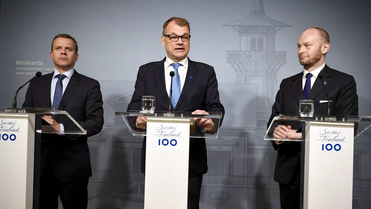 Valtiovarainministeri Petteri Orpo (kok.), pääministeri Juha Sipilä (kesk.) ja eurooppa- kulttuuri- ja urheiluministeri Sampo Terho puivat tänään sote- ja maakuntapaketin jatkokäsittelyä.