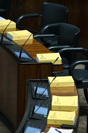 Suomi elää edelleen yli varojensa, sillä hallituksen laatima budjettiesitys on kolme miljardia euroa miinuksella. Alijäämä aiotaan kattaa ottamalla lisää velkaa. Valtion velan arvioidaan kasvavan ensi vuonna yli 110 miljardiin euroon.