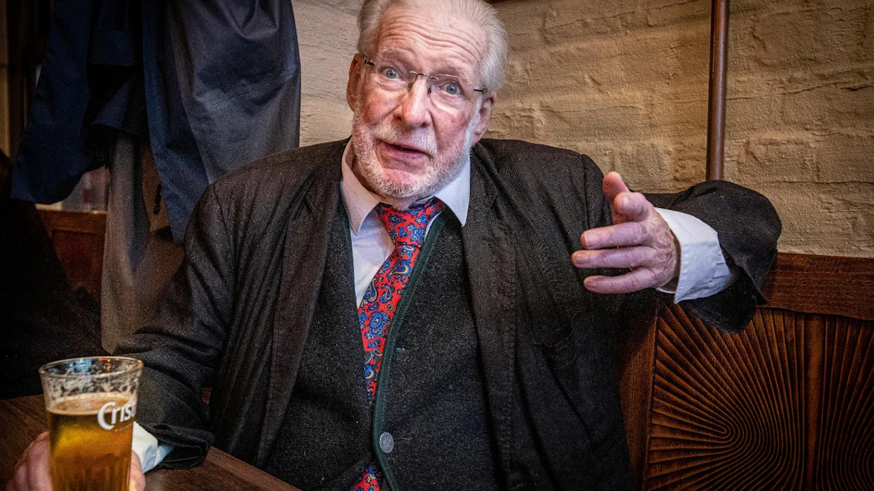 Aktiiviuransa toimittajana ja konsulttina tehnyt David Haworth muisteli Vihdissä viettämiään jouluja. Devil's corner -pubi Brysselissä tarjosi haastattelulle suojan sateelta.