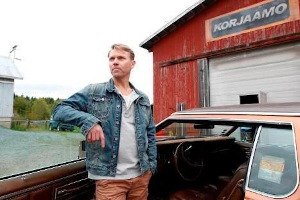 Esa Latva-Äijö näyttelee pääosaa Korpelan kujanjuoksussa. Kuva on otettu syksyllä 2015 sarjan keskeisellä tapahtumapaikalla, kuvitteellisella Korpelan autokorjaamolla.