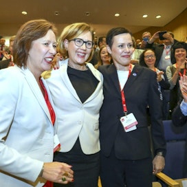 SDP:n presidenttiehdokkaaksi valittua Tuula Haataista (keskellä) onnittelemassa vasemmalta Sirpa Paatero, Maarit Feldt-Ranta ja puolueen puheenjohtaja Antti Rinne. LEHTIKUVA / TOMMI ANTTONEN