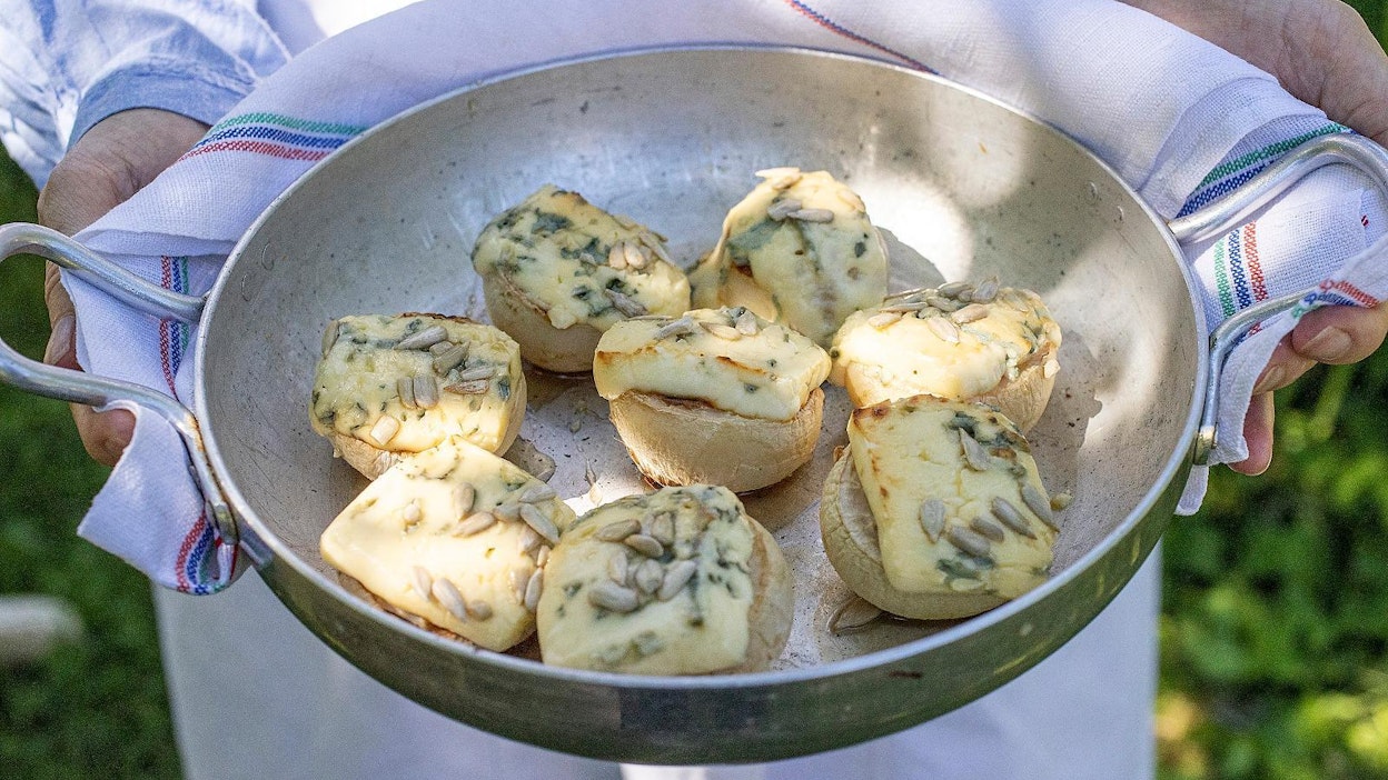 Uunissa haudutetut nauriin puolikkaat maistuvat suolaiselta sekä makealta.