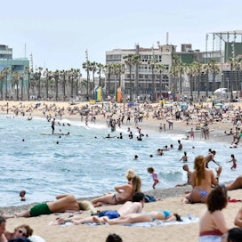 Espanjassa toivotaan, että matkailun avaaminen piristäisi koronakriisissä pahasti kärsinyttä turismialaa. LEHTIKUVA/AFP
