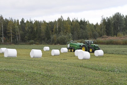 JD C441R:n tekemät paalit ovat tiiviitä ja hyvän kokoisia.