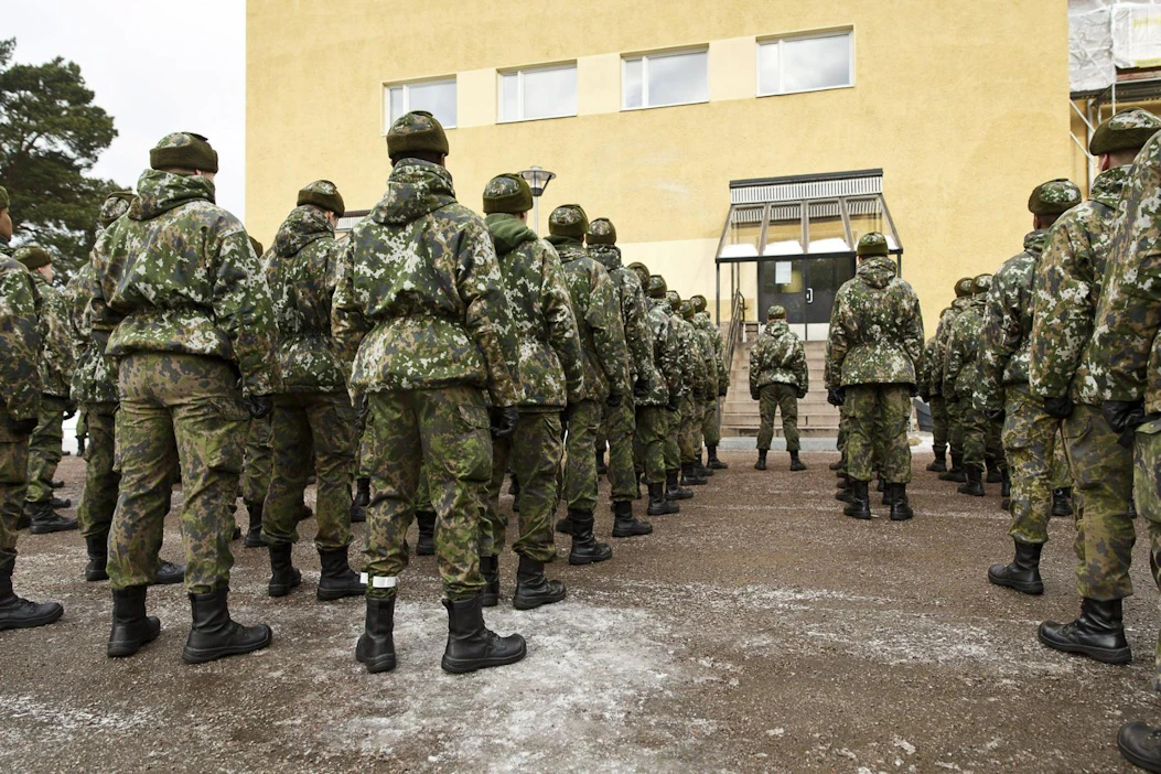 Uudenmaan liikkumisrajoitukset saattavat vaikuttaa tuhansien varusmiesten lomiin. Arkistokuva on Santahaminasta. LEHTIKUVA / Roni Rekomaa