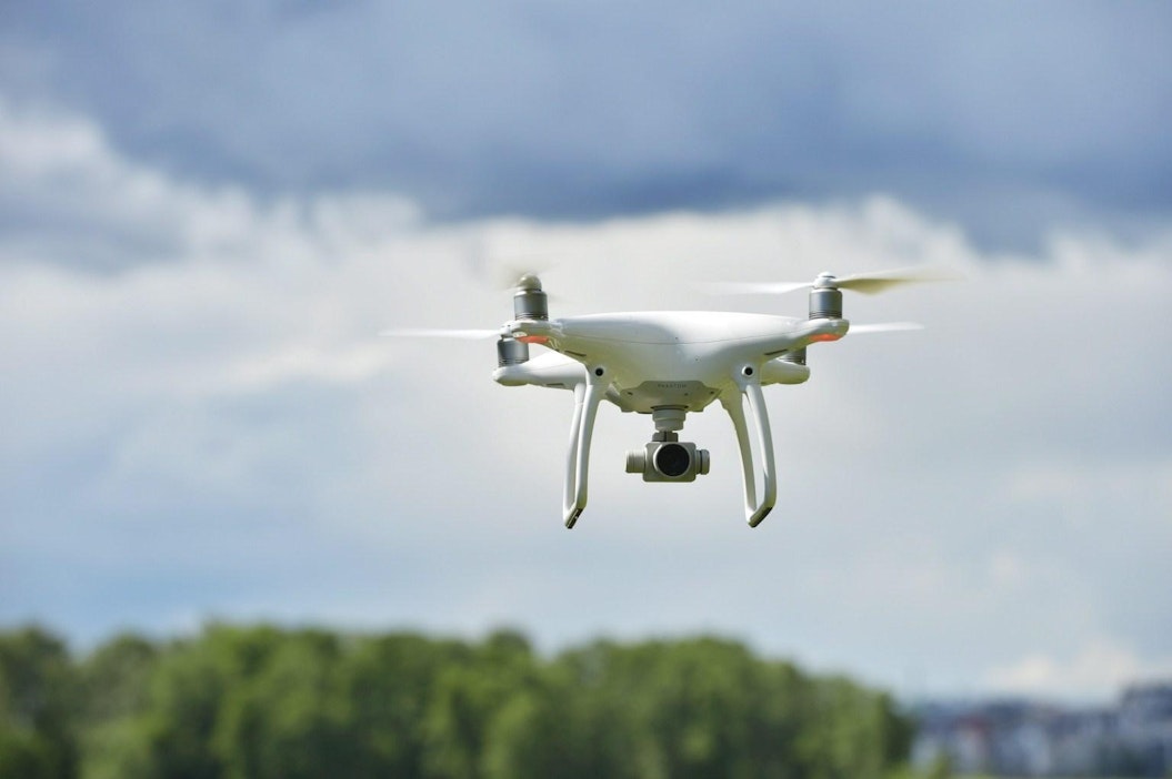 Kuvauskopterista oli hyötyä poliisille sienestäjän etsinnässä. Lehtikuva / Irene Stachon