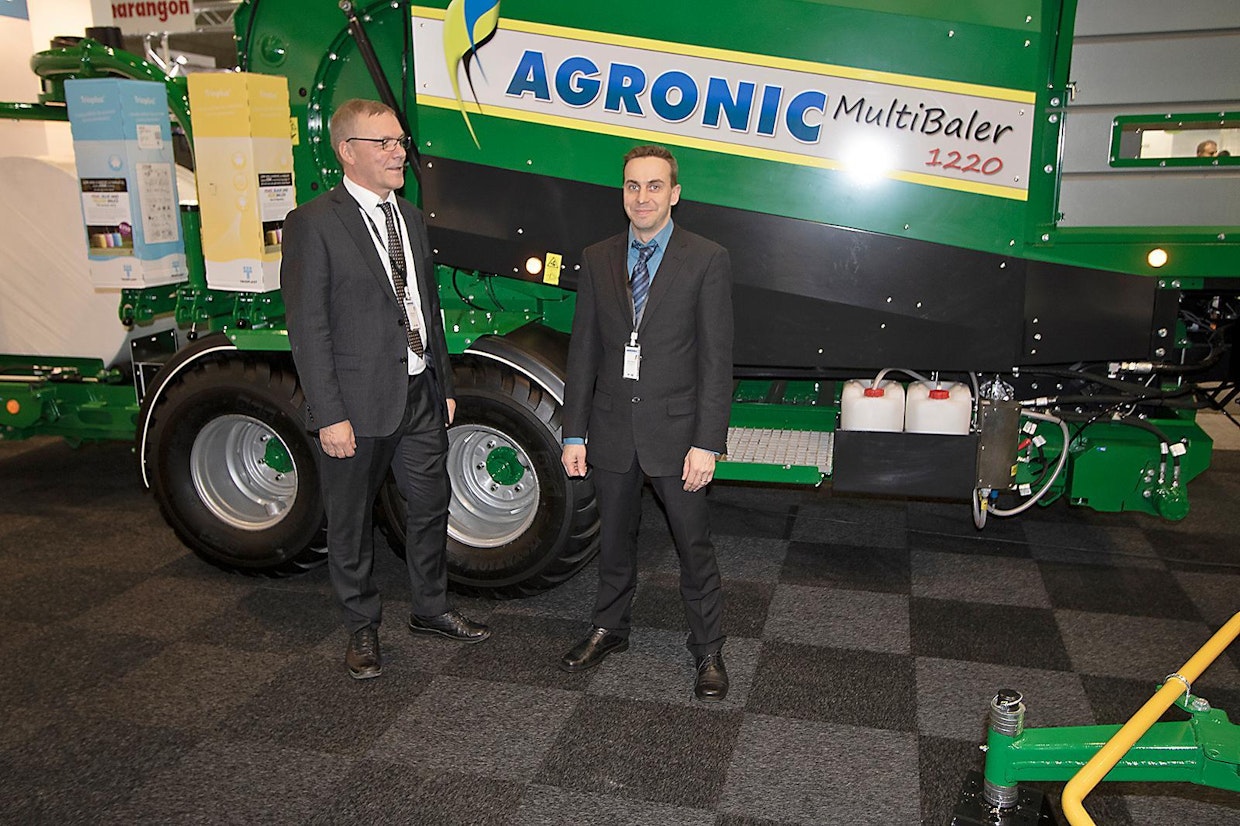 Tässä on Agronic OY:n johtoporras tekemässä kansainvälistä myyntityötä Agritechnica-näyttelyssä. Vasemmalla on hallituksen puheenjohtaja Erkki Kivelä, oikealla toimitusjohtaja Mauri Autio.