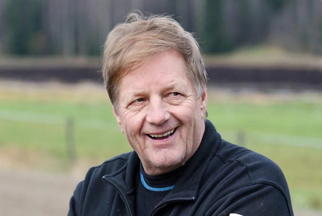 Heikki Korhosella on jälleen tallissaan lupaavia nuoria hevosia.