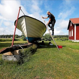 Marko Välimäki osti noin vuosi sitten uuden, isomman kalastusaluksen pienemmän lisäksi. Verkonnostokone vaati viime viikolla huoltoa. Pekka Fali