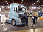 Volvo oli nimennyt ajovalmiiksi varustellut autonsa Volvo Pro -malleiksi. Volvolta haluttiin korostaa, että Volvo Pro on kokonaisuus, joka pitää sisällään tehtaalla valmiiksi tiettyyn tarkoitukseen räätälöidyn auton sekä sen lisäksi esimerkiksi rahoituksen, huoltosopimuksen ja kalustonhallintapalveluita. Messuilla oli nähtävänä jakeluajoon tarkoitettu FM Pro City, FM Pro Recycle, FMX Pro X, FH Pro Wood ja kuvassa näkyvä FH Pro Road 6x4T -puoliperän vetäjä. (JL)