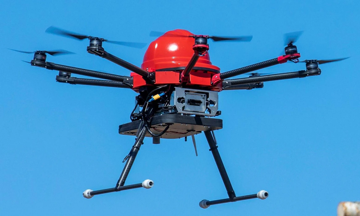 Drone eli miehittämätön ilma-alus valvontapuuhissa. Tämä drone ei tosin valvo maatilaa eikä sen peltoja vaan Stora Enson tehdasaluetta Imatralla.