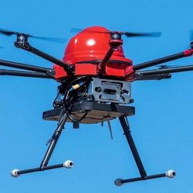 Drone eli miehittämätön ilma-alus valvontapuuhissa. Tämä drone ei tosin valvo maatilaa eikä sen peltoja vaan Stora Enson tehdasaluetta Imatralla.