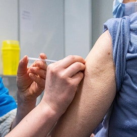 Suomessa yli 12-vuotiaista 87,3 prosenttia on saanut yhden rokotteen, 82,8 prosenttia kaksi ja 11 prosenttia kolme rokotetta. Etelä-Pohjanmaa on muuta maata hieman jäljessä niin ensimmäisen kuin toisen rokotteen saaneiden osuudessa.