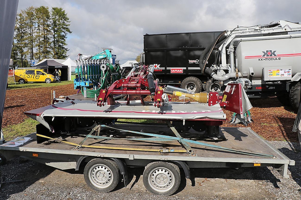 SR Harvesting esitteli tapahtumassa puolalaisen Pronarin heinäkoneita. Etunostolaitteeseen kytkettävän, 7:llä lautasella varustetun PDF 300 -niittokoneen työleveys on 3 m, paino 780 kg. Pyörivät ohjaimet kaventavat karhoa, jotta se sopii pyörien väliin. (UO)