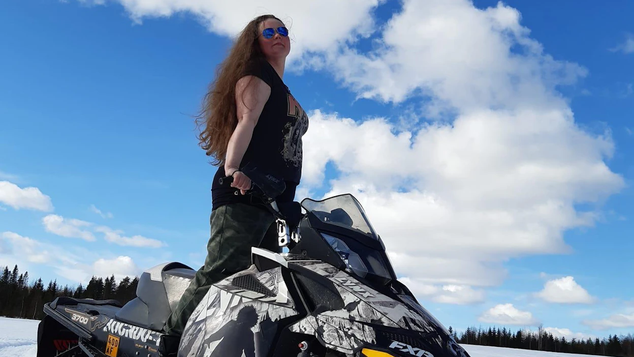 Sini Tikkanen pääsi kuvattavaksi lauantaina. Emäntäkalenterin Facebook- ja Instagram-kuvat ovat niin sanottuja making of -kuvia, ei siis kalenteriin lopulta päätyviä otoksia.