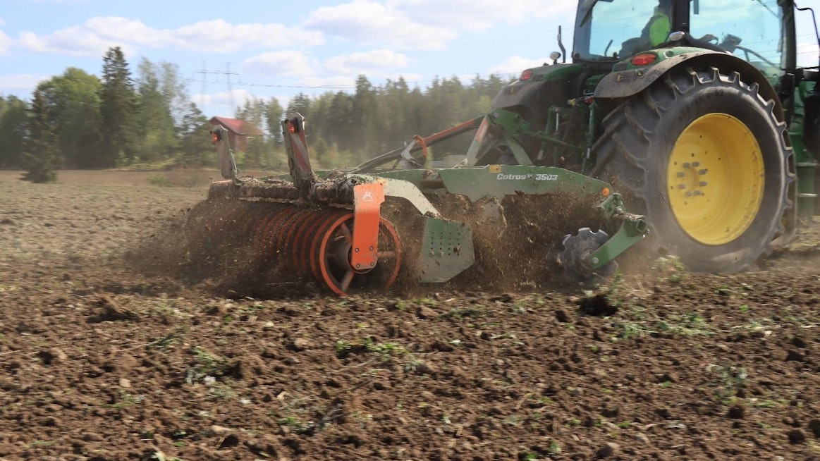 Amazone X-Cutter -lautanen sopii myös lapiorullaäkeen korvaajaksi syysmuokkauksessa, koska se rikkoo kokkareita kohtuullisen tehokkaasti, mutta ei nosta olkea pintaan. Heti puintien jälkeen tehtävä maanmuokkaus nopeuttaa rikkakasvien ja jäännösviljan itämistä.