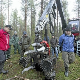 Komatsu Forest Oy:n toimitusjohtaja Timo Korhonen (edessä vas.) esitteli Komatsun uusittua C93-hakkuulaitetta Virtain Kotalassa. Rami Marjamäki