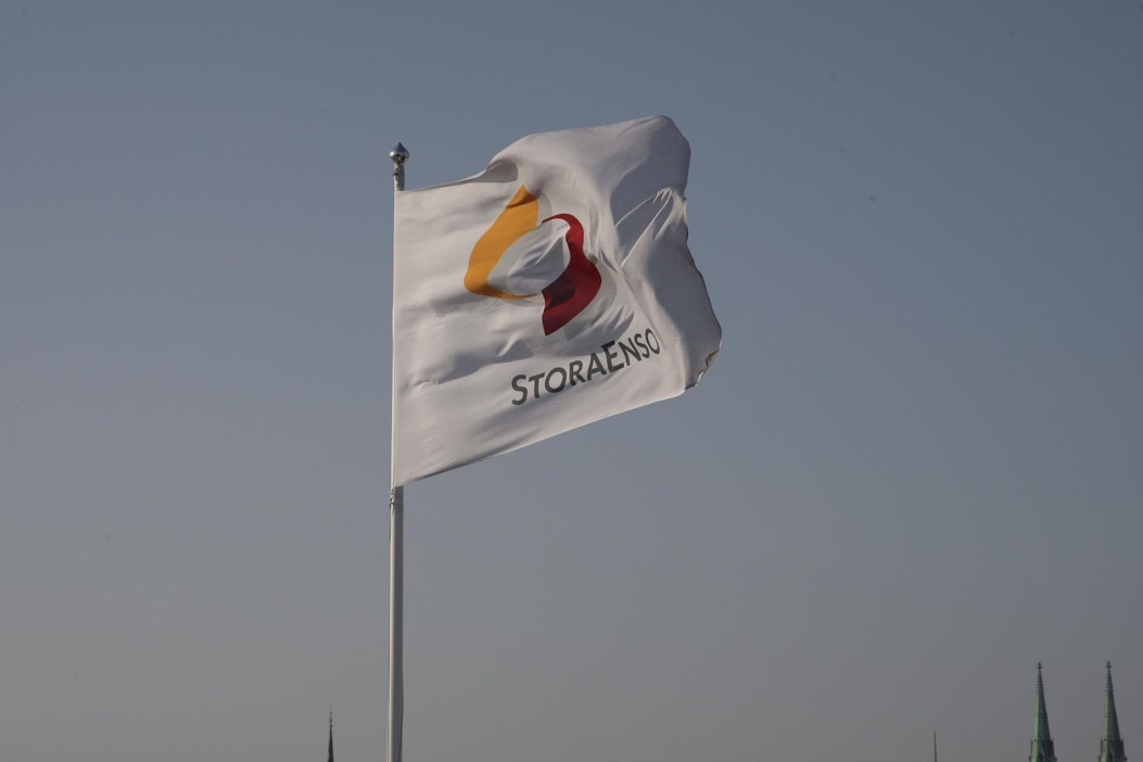 Yksi tehtaan työntekijöistä kuljetettiin sairaalaan palon seurauksena.