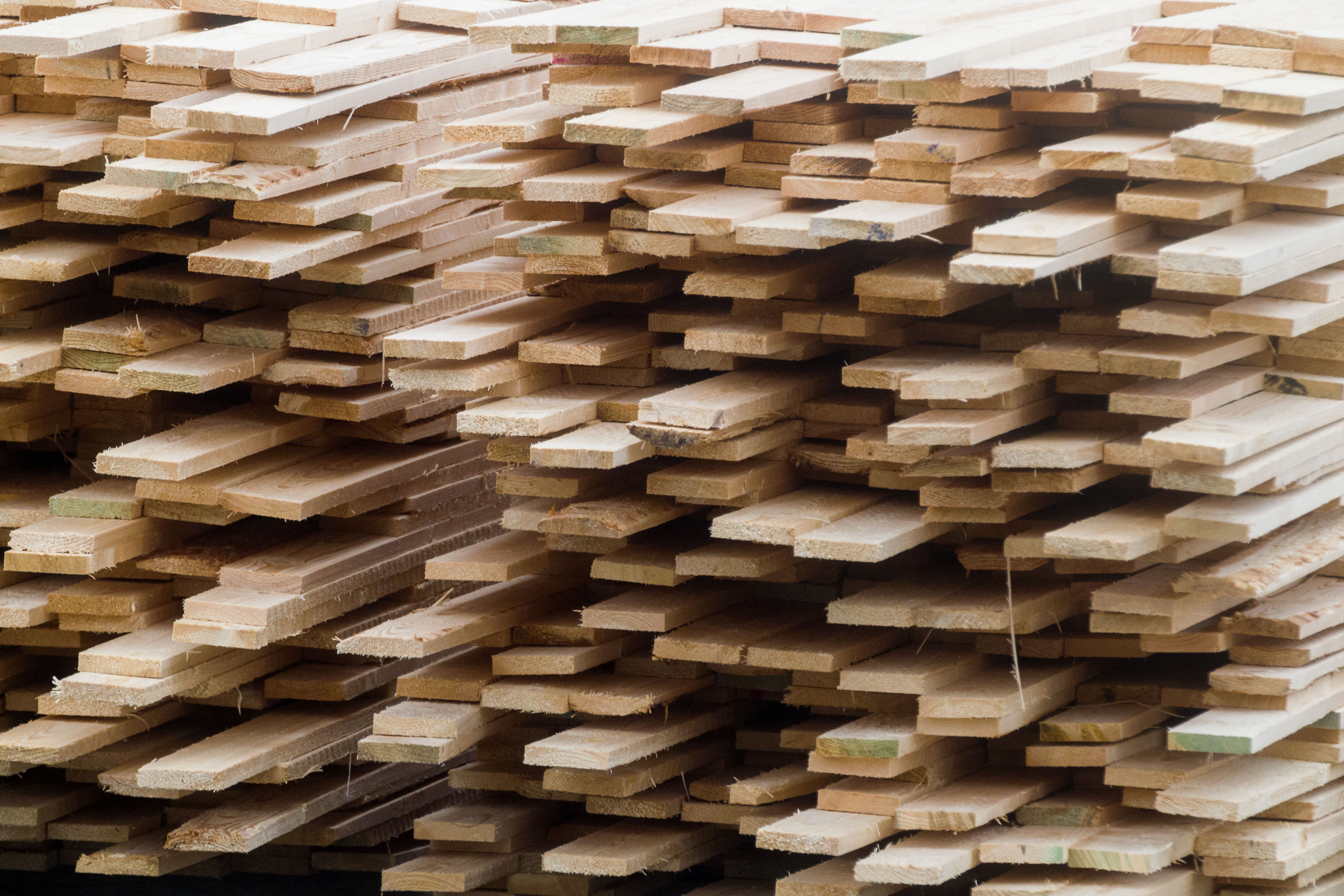 Työntekijä putosi 2,5 metrin matkan selvittäessään lautakasaa. Kuvituskuva ei ole kyseiseltä sahalta.