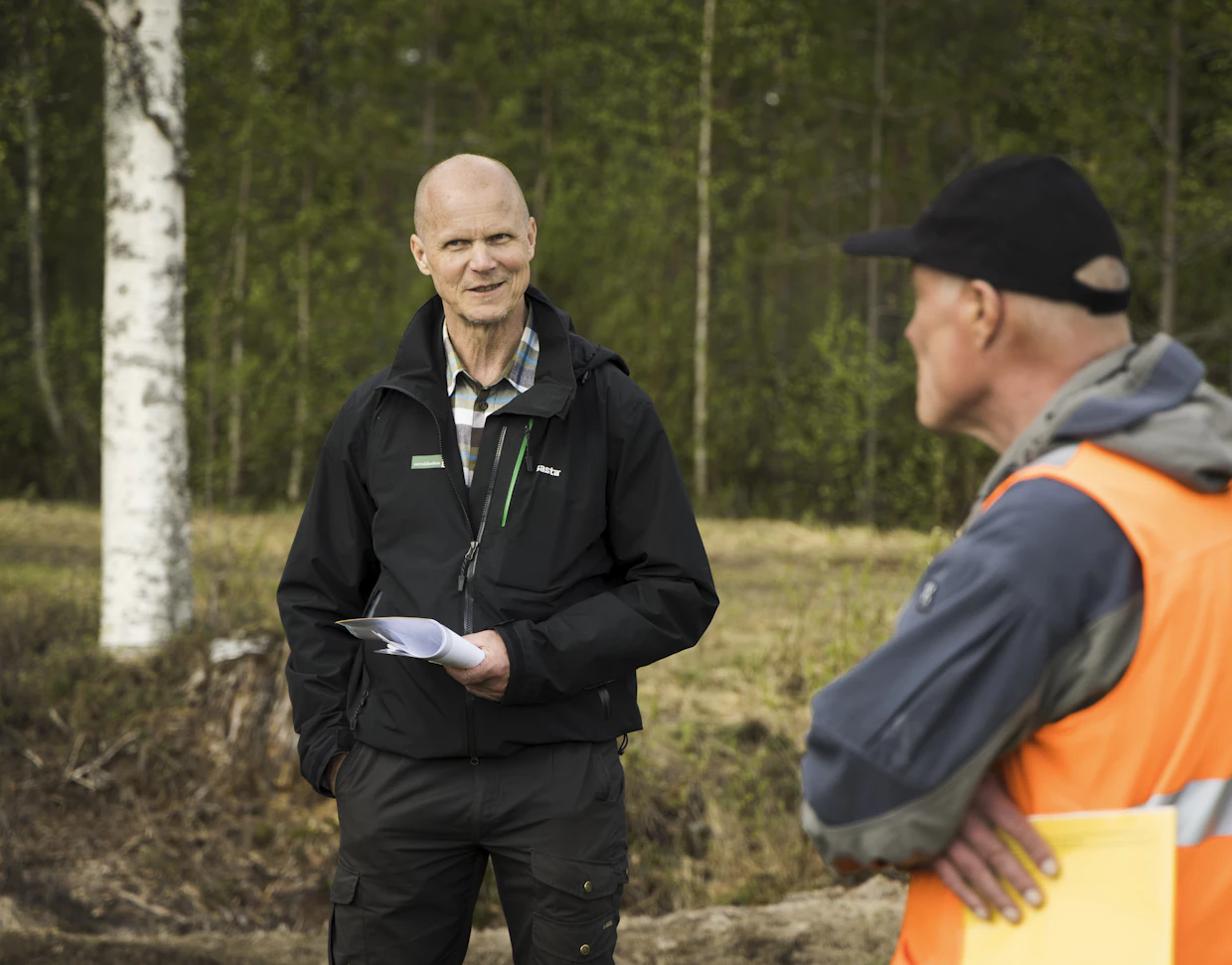 Metsäkeskuksen Risto Koistinen ja Pauli Juntunen neuvoivat maanomistajia metsitystuen hakemisessa Metsitystaito-hankkeen retkeilyllä.