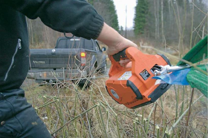 Vaikka Warn akkuvinssiä ei suositellakaan käytettäväksi ajoneuvojen hinaukseen, otimme riskin ja kokeilimme vetää sillä autoa ojasta. Teho riittää hinaamaan 1800 kg painavaa avolavaa vähän kerrassaan jopa hieman sivuttain.