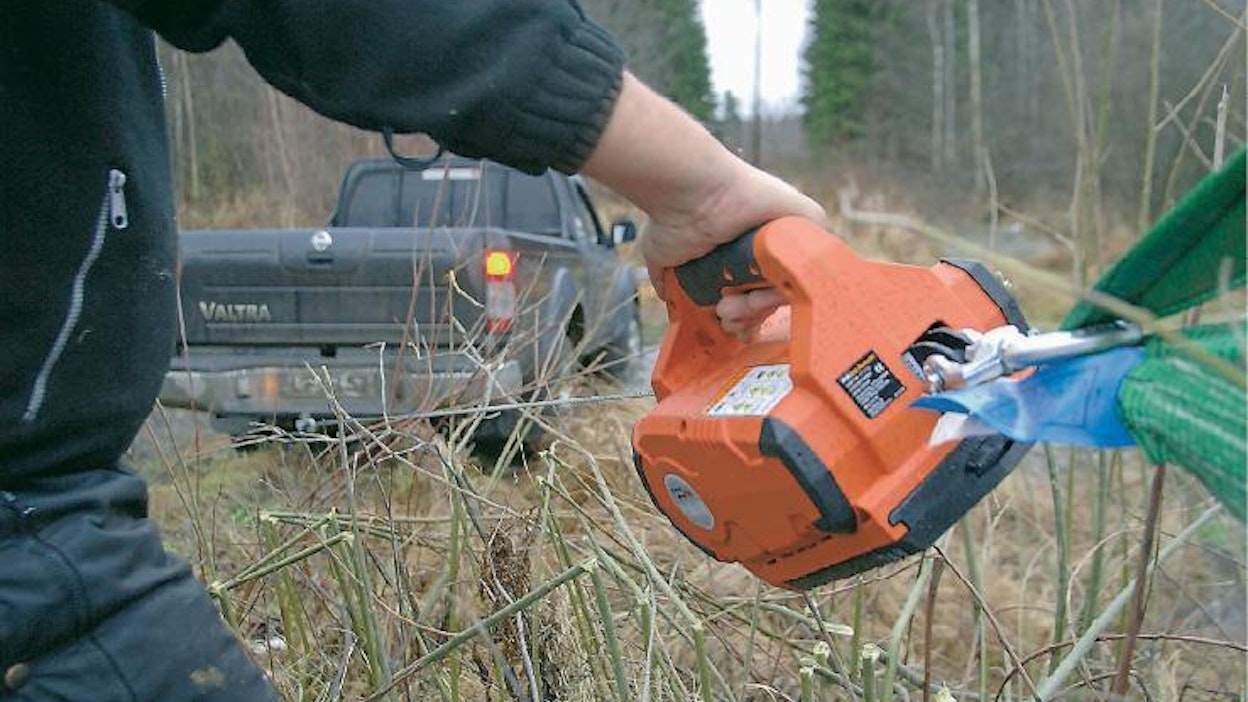 Vaikka Warn akkuvinssiä ei suositellakaan käytettäväksi ajoneuvojen hinaukseen, otimme riskin ja kokeilimme vetää sillä autoa ojasta. Teho riittää hinaamaan 1800 kg painavaa avolavaa vähän kerrassaan jopa hieman sivuttain.