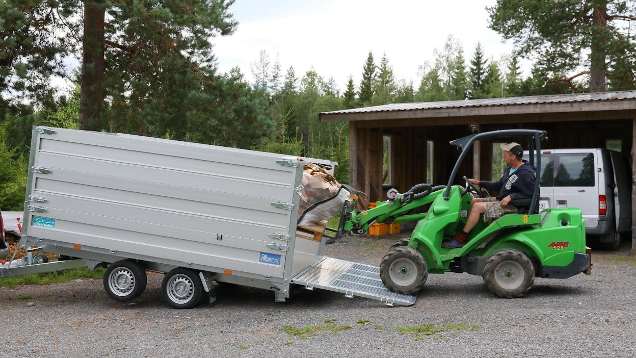 Esimerkiksi trukkilavoille pakattujen klapien kuljetuksessa vaunu on käytännöllinen. Kuormattaessa vaunun päälle ajaminen käy turvallisesti: tukijalat vakavoittavat vaunun ja nousukulma on loiva.