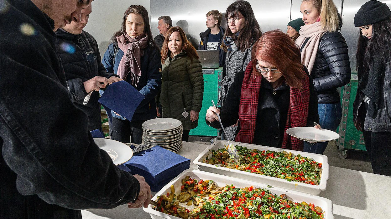 Perunaista nachopeltiä maisteltiin Hultan tilalla ensin varovasti, mutta pian sen todettiin vievän kielen mennessään. Vuorossa Suvi Seppänen.