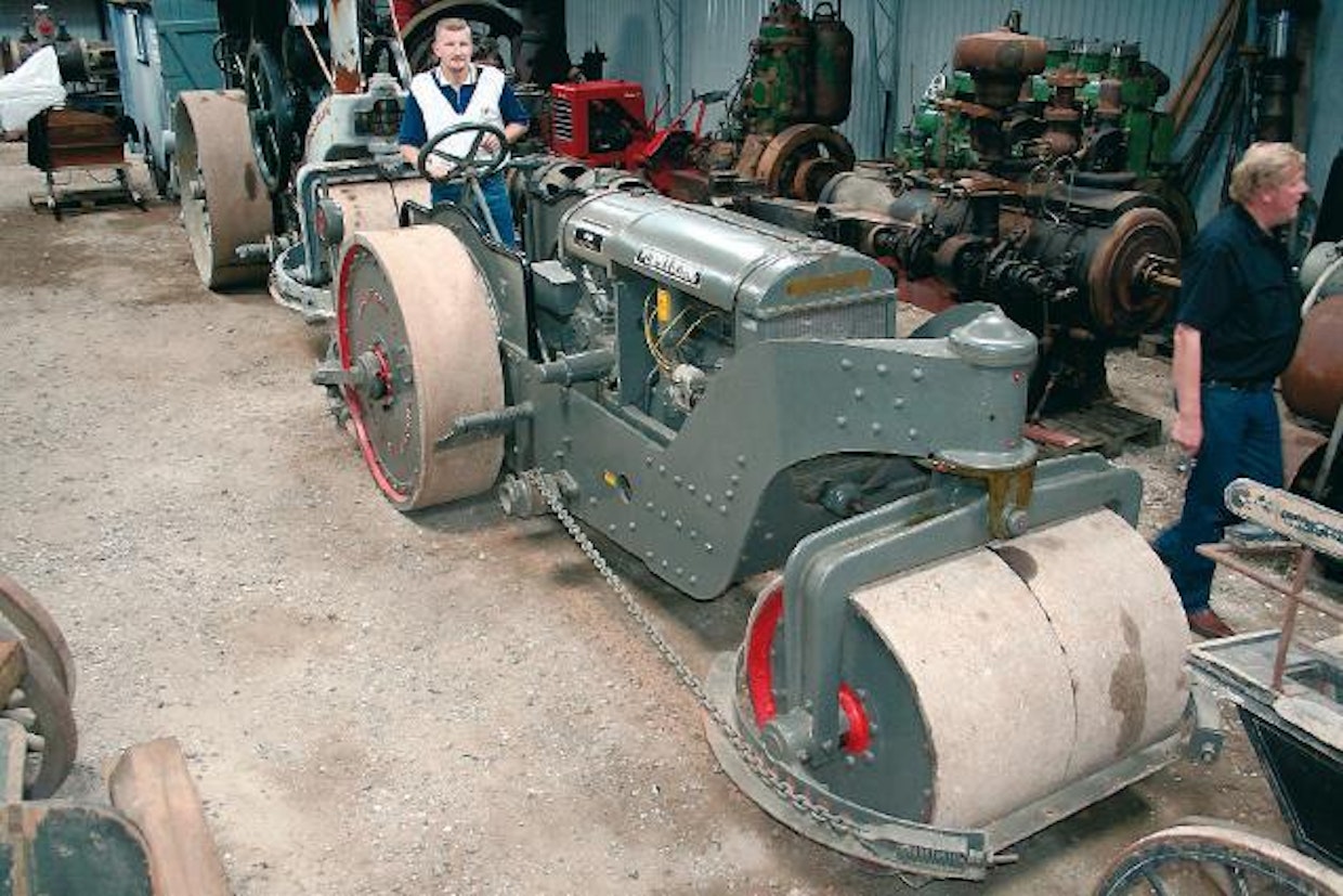 Tanskassa amerikkalaisen International Deering-traktorin pohjalta tehty jyrä. Grenaa, Tanska