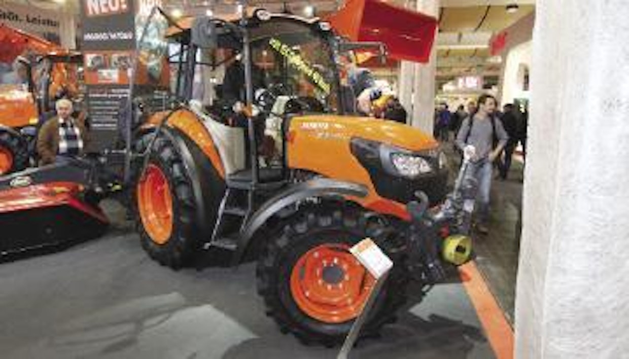 Kubota M6060 -traktorissa on nelisylinterinen ja 3,3-litrainen moottori, jonka teho on 48,4 kW (66 hv). Vaihteistossa on 8/8-nopeutta ja suunnanvaihtaja, joka on varustettu hydraulisilla kytkinpakoilla. Ryömintävaihteisto on vakiovaruste, 40 km/h ajonopeuteen ei tarvita moottorin täysiä kierroksia. Kubotaan saa joko turvakaaren tai ohjaamon, joka on iImastoitu ja varustettu paineilmajousitetulla istuimella. Työhydrauliikan tuotto on 61,5 l/min ja nostolaitteen nostokyky 2 200 kg. Saksassa traktorille myönnetään 3 vuoden takuu. (UO)