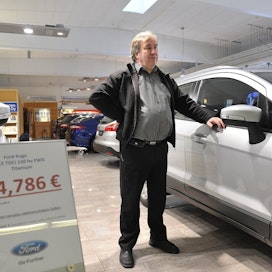 Automyyjä Jorma Toivonen Levorannan autoliikkeestä Raumalta pitää autoveroalen pikaista perumista järkevänä ja oikeana ratkaisuna.