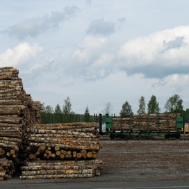 Fennia Raililla on puutavaran kuljetusta varten tällä hetkellä käytössään kolme veturia.