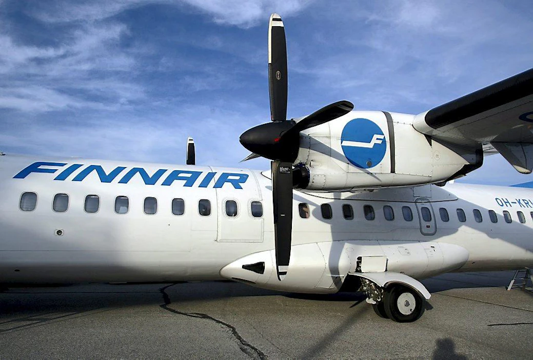 20030702 Kuopio, Finnair potkurikone ATR, vanha logo ja liikemerkki /SEPPO SAMULI