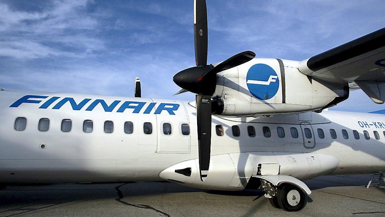 20030702 Kuopio, Finnair potkurikone ATR, vanha logo ja liikemerkki /SEPPO SAMULI