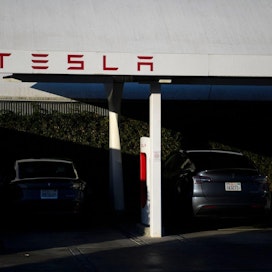 Tesla toimitti viime vuonna asiakkailleen noin 936 000 autoa. LEHTIKUVA/AFP