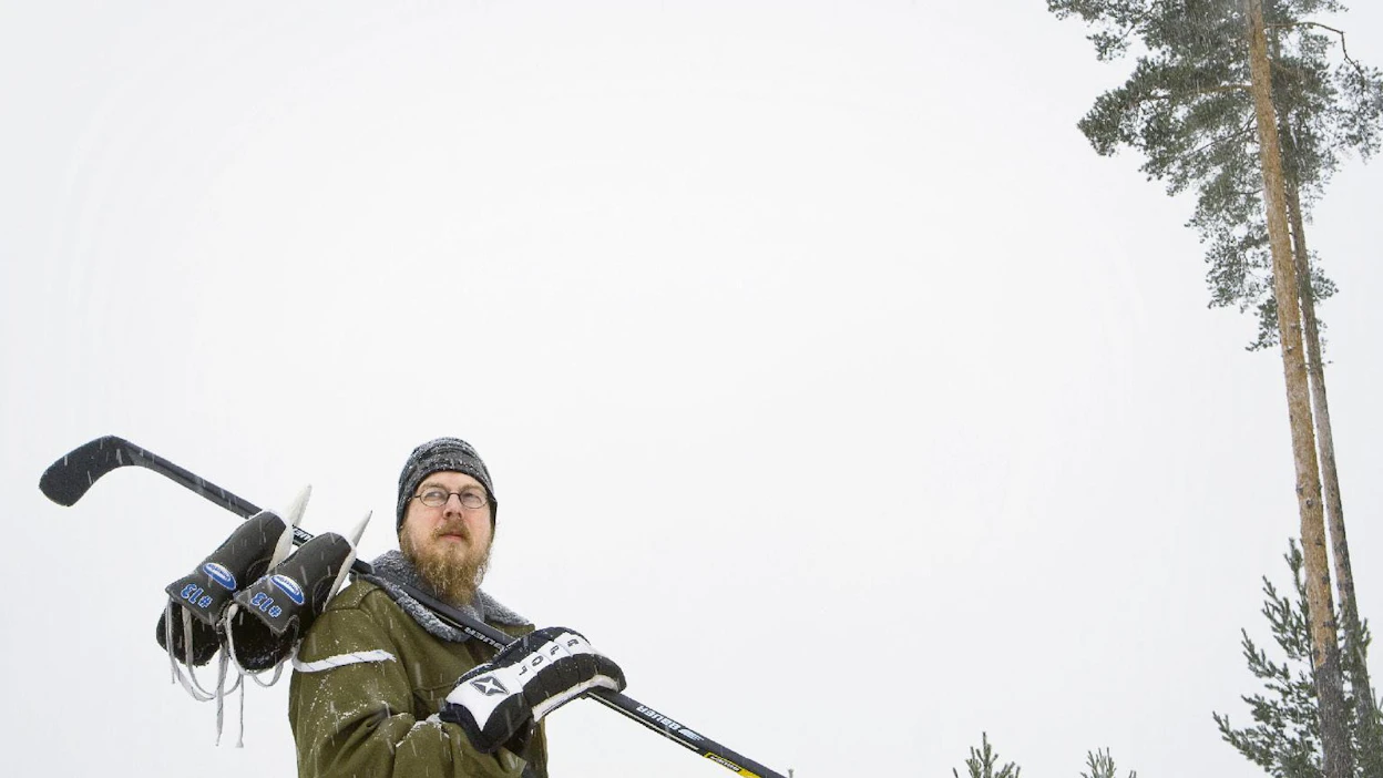 Kaikista urheilijalegendoista Tuomas Kyrö haluaisi tavata Ben Johnsonin. ”Veisin hänet juhannussaunaan täällä Janakkalassa”, kirjailija kaavailee. kuva: Kari Salonen