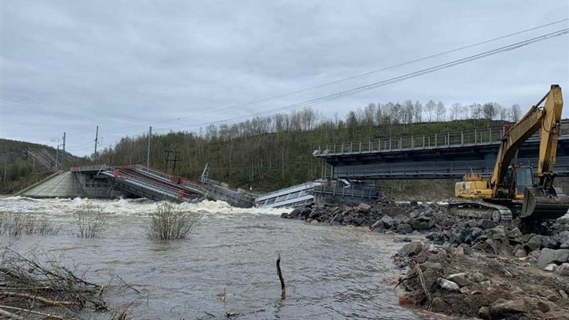 Venäjän hätätilaministeriön julkaisemassa kuvassa näkyy, kuinka rautatiesillan keskimmäinen palkki on pettänyt tulvan seurauksena.