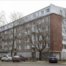 Puuta voidaan hyödyntää vanhojen kerrostalojen korjausrakentamisessa. Helsinkiläisessä Rakuunantie 1:ssä rakennettiin puusta yläkerta. Uusista asunnoista saaduilla myyntituloilla rahoitettiin putkiremonttia. Markku Vuorikari
