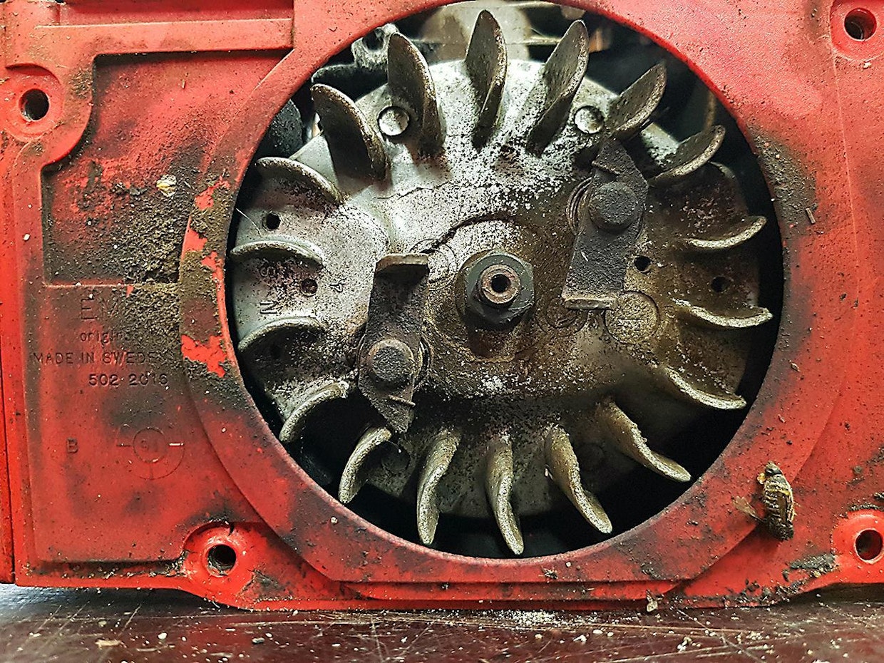 Metallisilla käynnistinkäpälillä varustetuissa sahoissa on keväthuollossa tarpeen herkistää käpälien liikkuminen. Kuvan trimmerikäytössä oleva vanhempi Jonsered on useampana keväänä jäänyt käynnistymättä, koska käpälät eivät tartu kunnolla käynnistinlaitteen keskiöön. Pieni suihkaus voiteluainetta kiinnitysniittien alle riittää.