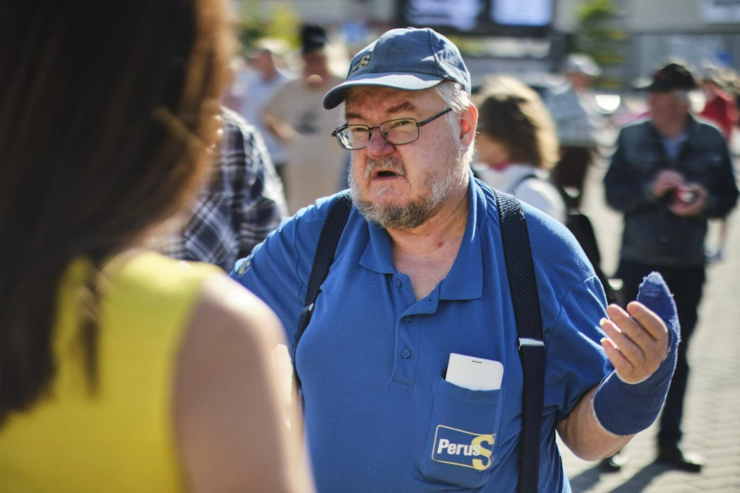Perussuomalaisten Keski-Suomen vaalipäällikkö Pekka Kataja Jämsän torilla 15. elokuuta. Kataja joutui pahoinpitelyn uhriksi kotonaan Jämsänkoskella 17. heinäkuuta.