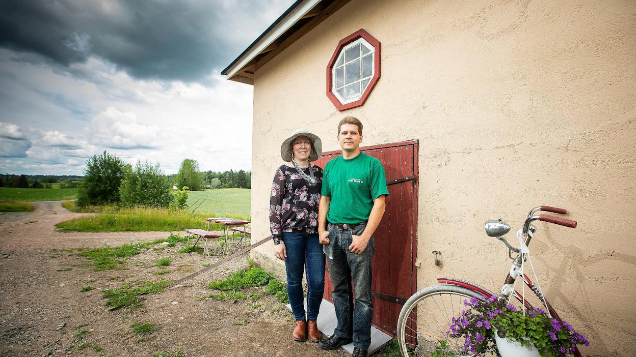 Marjo ja Ari Sundvall perustivat tänä kesänä kesäkahvilan tilansa kylkeen Lohjalla. Lankin Aitta on palvellut asiakkaita muutamana viikonloppuna.