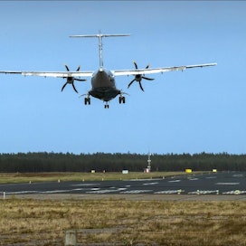 Flyben ATR-72 -potkurikone laskeutui keskiviikkona Kokkolan-Pietarsaaren lentokentälle, jonka matkustajamäärät ovat nousussa. Johannes tervo