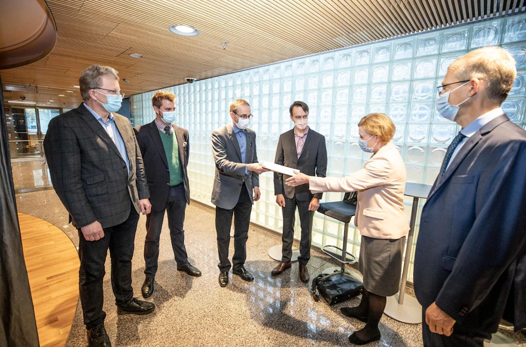 Kansalaisaloite luovutettiin eduskunnalle 4. marraskuuta Kansalaisinfossa. Kuvassa oikealta vasemmalle apulaispääsihteeri Timo Tuovinen, lainsäädäntöjohtaja Tuula Kulovesi sekä luovuttajat Jukka Immonen, Jaakko Silpola, Mickel Nyström ja Timo Leskinen.