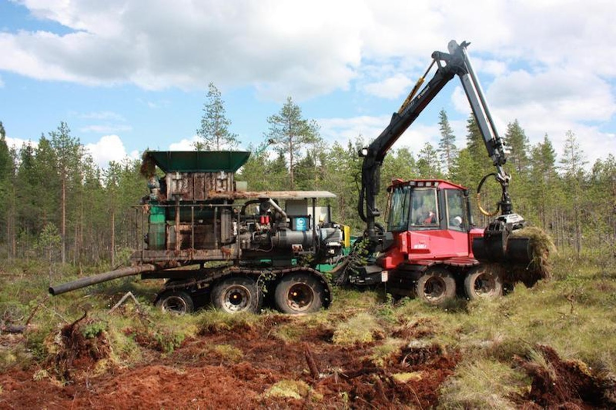 Kuormatraktorista saadaan kohtalaisen pienillä muutoksilla tehtyä sammalenkeruukone. Ainoa suurempi muutos kyseisessä koneessa on viides akseli. Täysin itsenäinen tuotantolaitos on vain 8 pultilla kiinni rungossa.