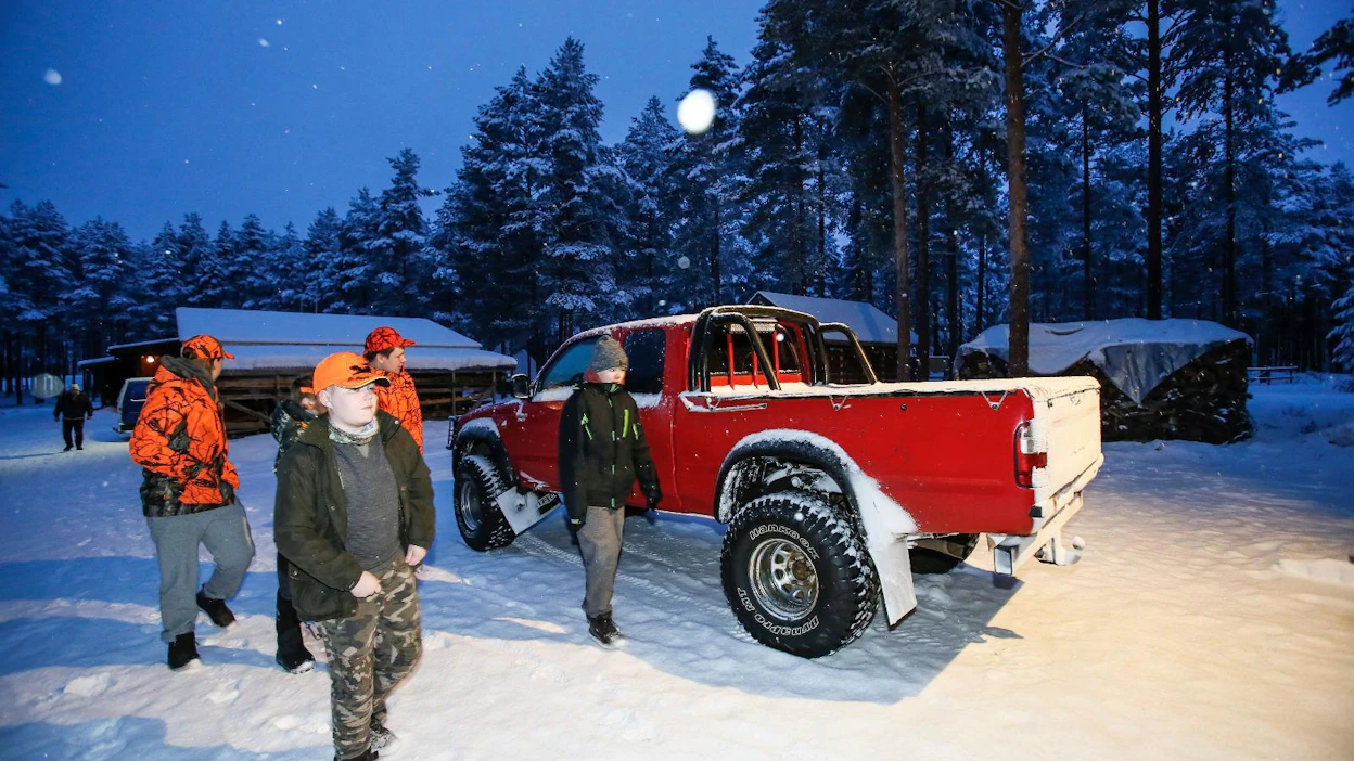 Alastarolla järjestettiin kaksi vuotta sitten tammikuussa nuorille suunnattu leiri, jossa harjoiteltiin muun muassa aseenkäsittelyä ja lajintunnistusta.