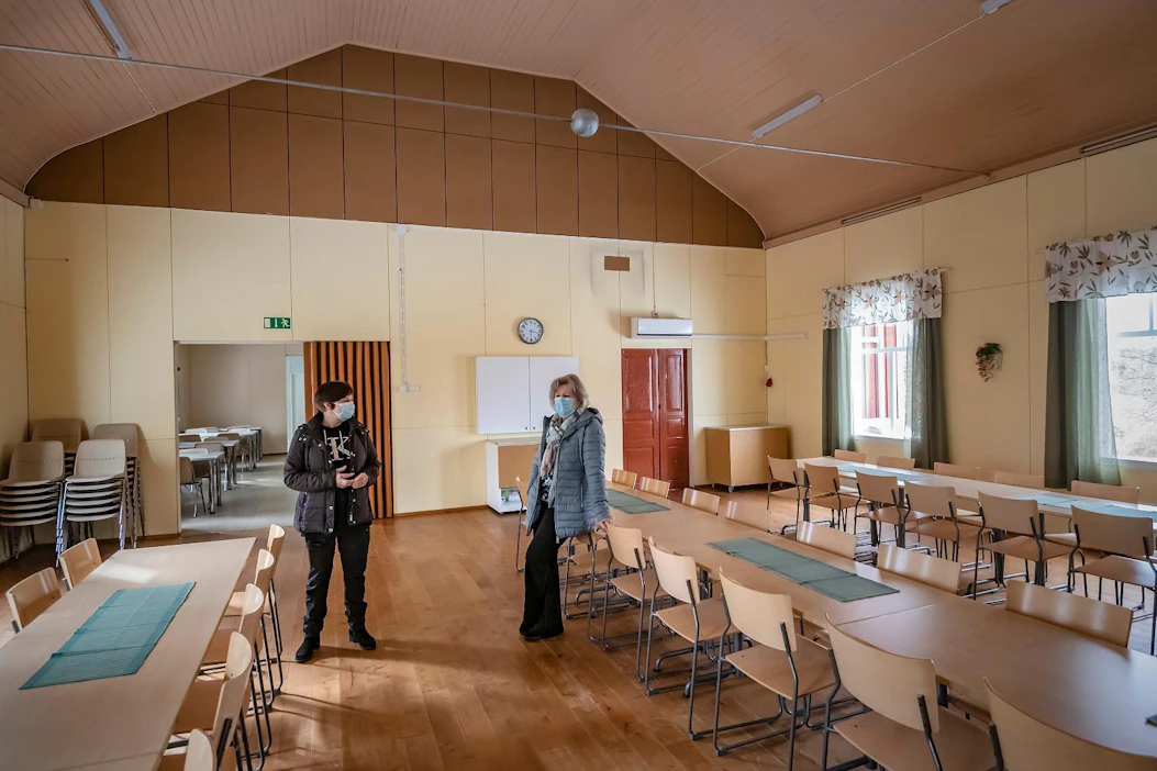 Karijoen Myrkyssä sijaitseva hirsirakenteinen, yli satavuotias seurantalo on hyvässä ryhdissä. Säännölliset kunnostukset ovat toki tarpeen. Marita Ketola ja Anne Niemelä silmäilevät salia. Välikaton kunnon tarkistus voi olla seuraava työ, he arvioivat.