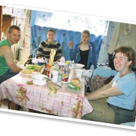 Anni Lantela (toinen oikealta)matkalla Siperiassa. Kuvassa myös muita suomalaisia matkailijoita, joista osa kuuluu Couchsurfingiin.