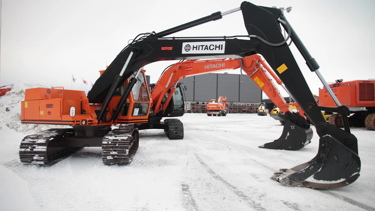 Hitachi UH081 vm. 1983 vs Hitachi ZX210LC-5B vm. 2016
