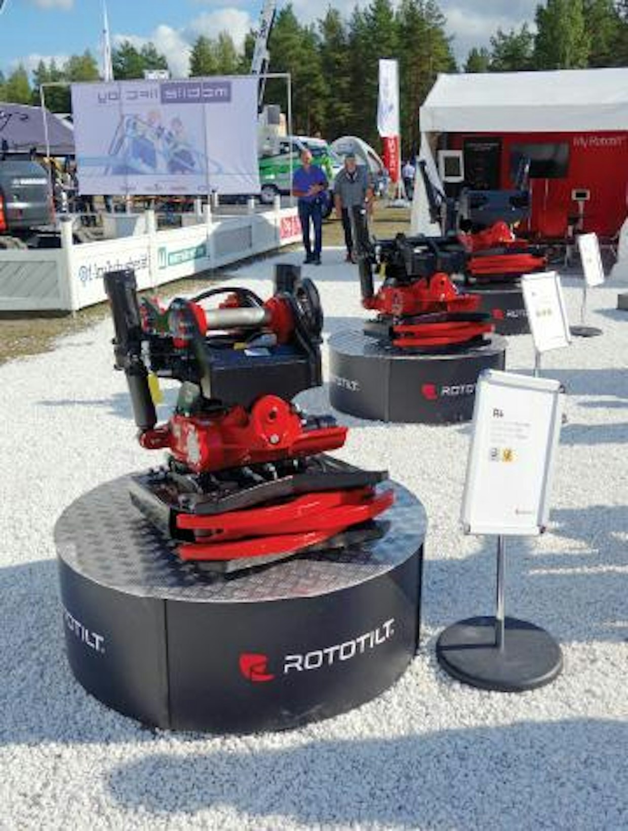 Rototiltin R-sarja kattaa kokoluokat 10–30 tonnia. Uutuustuotteina Maxpoissa olivat Rototiltin omat täryttimet sekä kauhan asentotiedot koneenohjausjärjestelmälle antava Rototilt Positioning Solution. Rototilt Group AB ja Indexator Rotator System AB ovat nykyisin erillisiä yhtiöitä ja jälkimmäinen on keskittynyt nostureiden hydraulisiin pyörittäjiin. (JL)